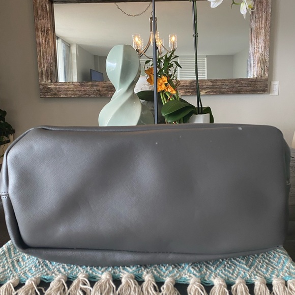 Kenneth Cole Reaction Tote (Gray) w/Gold Hardware. - Picture 10 of 12